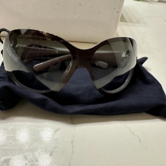 Chanel Grey Frame Camellia Flower Sunglasses. FULL SET - Picture 6 of 7